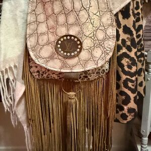 KEEPT IT GYPSY -+ LOUIS V. UPCYCLED 
EXCELLENT CONDITION
Fringe !